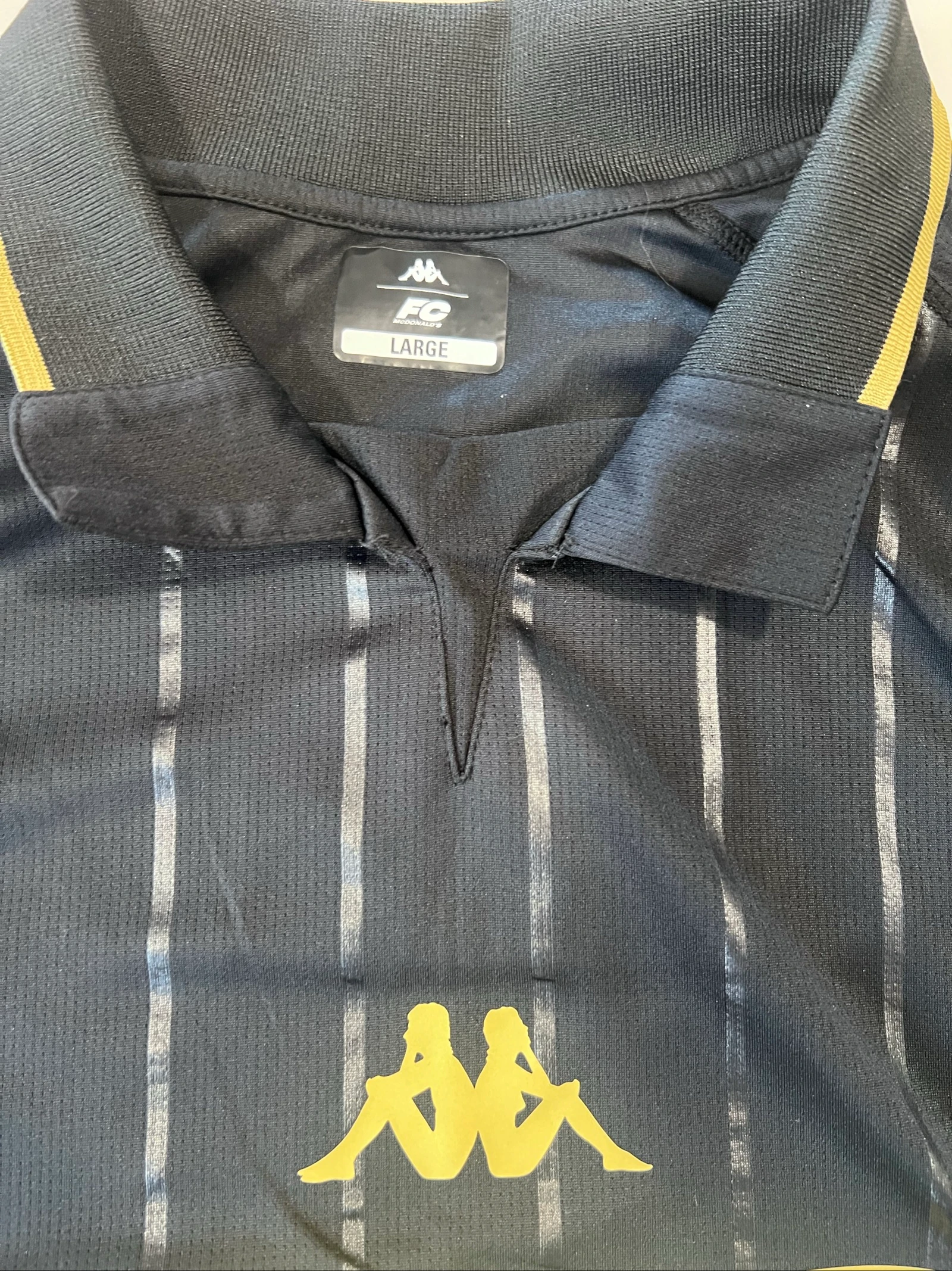 Camiseta de fútbol con cuello Kappa x FC McDonald's Ligue 1 negro y dorado - Talla L (Edición Limitada - 116689) – photo 3